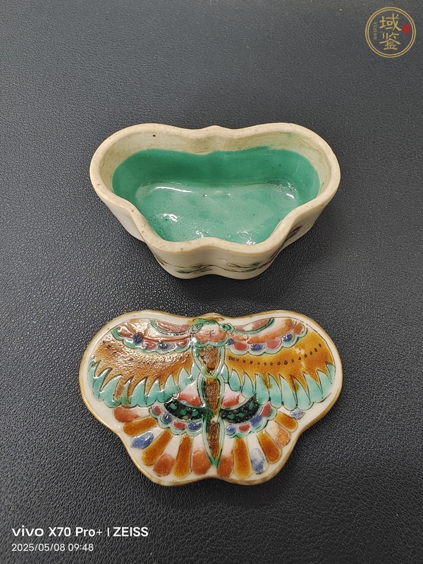 古玩陶瓷粉彩蝴蝶蓋盒真品鑒賞圖