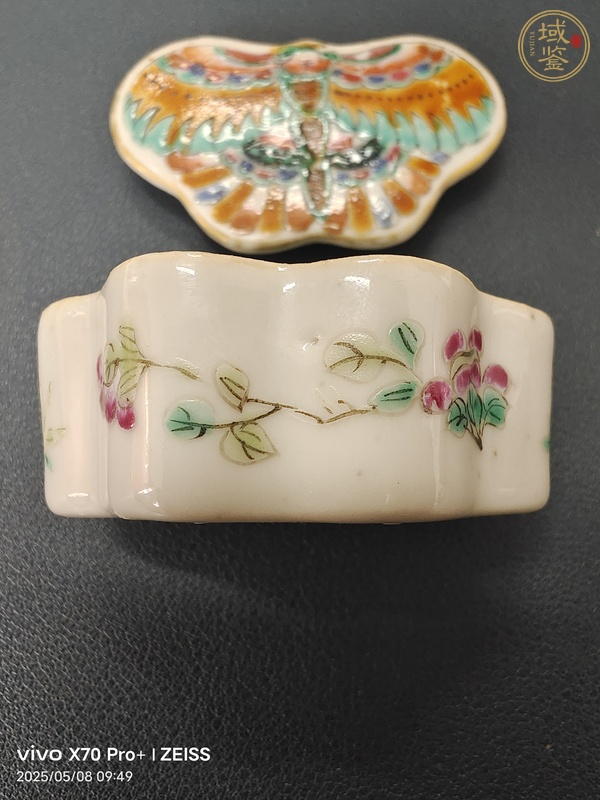 古玩陶瓷粉彩蝴蝶蓋盒真品鑒賞圖