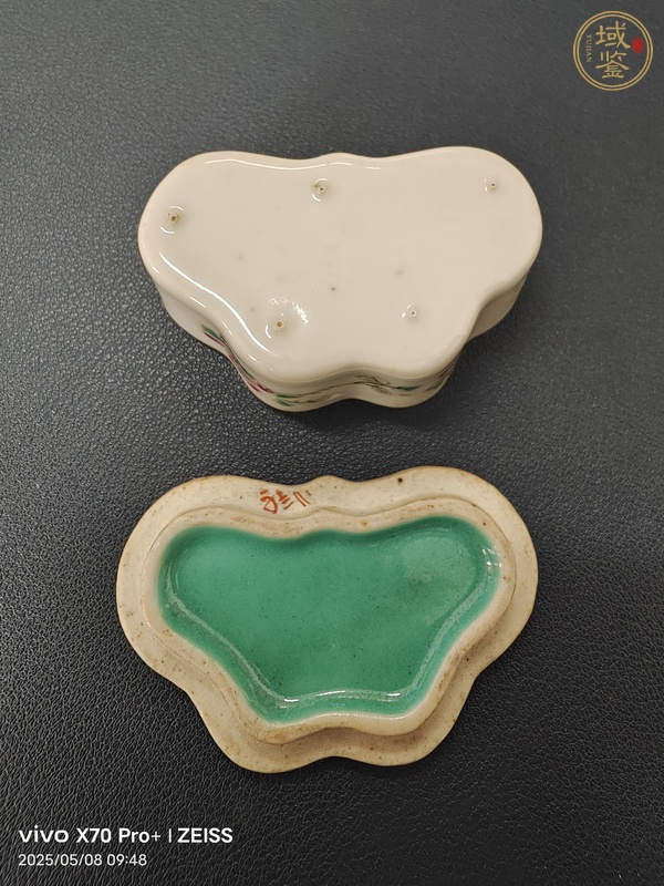 古玩陶瓷粉彩蝴蝶蓋盒真品鑒賞圖