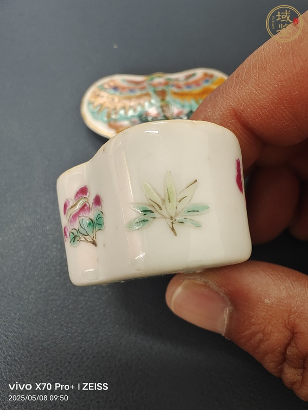 古玩陶瓷粉彩蝴蝶蓋盒真品鑒賞圖