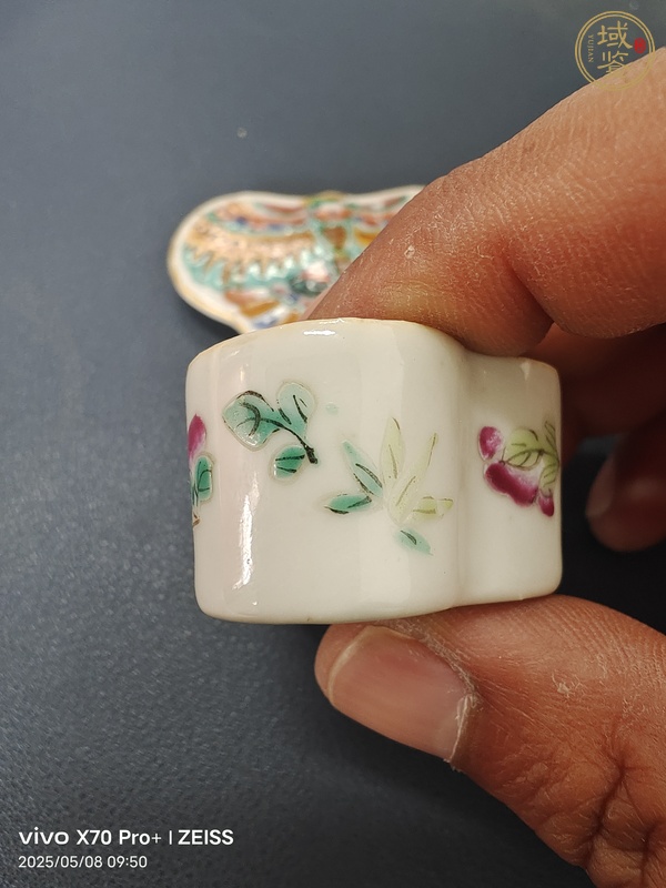 古玩陶瓷粉彩蝴蝶蓋盒真品鑒賞圖