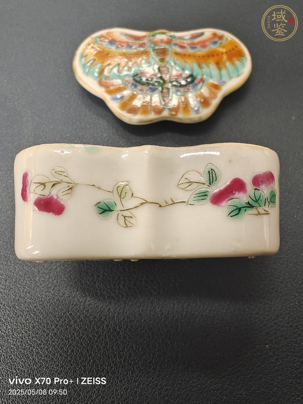 古玩陶瓷粉彩蝴蝶蓋盒真品鑒賞圖