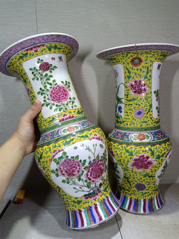 古玩陶瓷清中晚期粉彩纏枝花卉開(kāi)窗花鳥(niǎo)紋花觚一對(duì)拍賣，當(dāng)前價(jià)格55000元