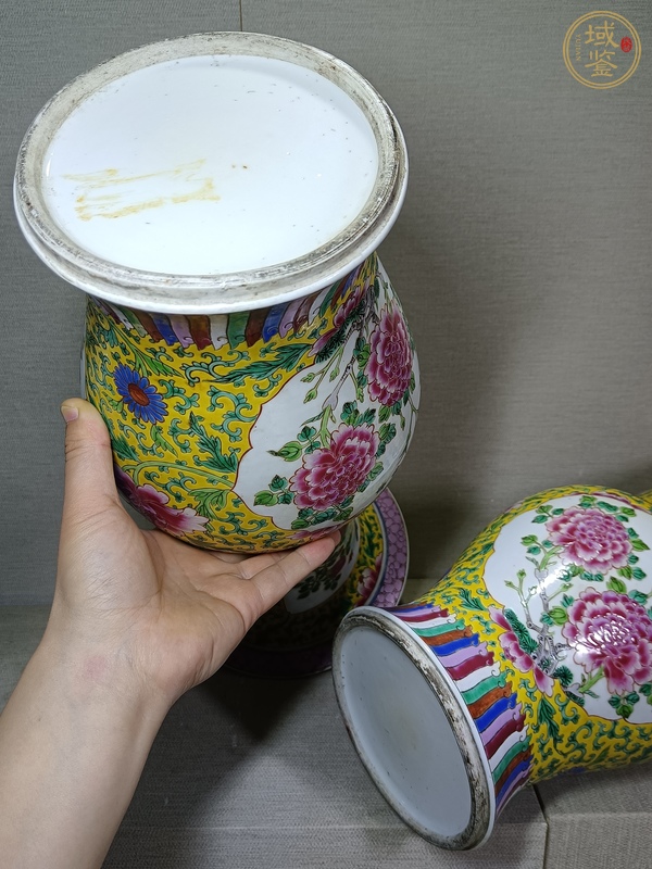 古玩陶瓷粉彩纏枝花卉開窗花鳥紋花觚一對真品鑒賞圖