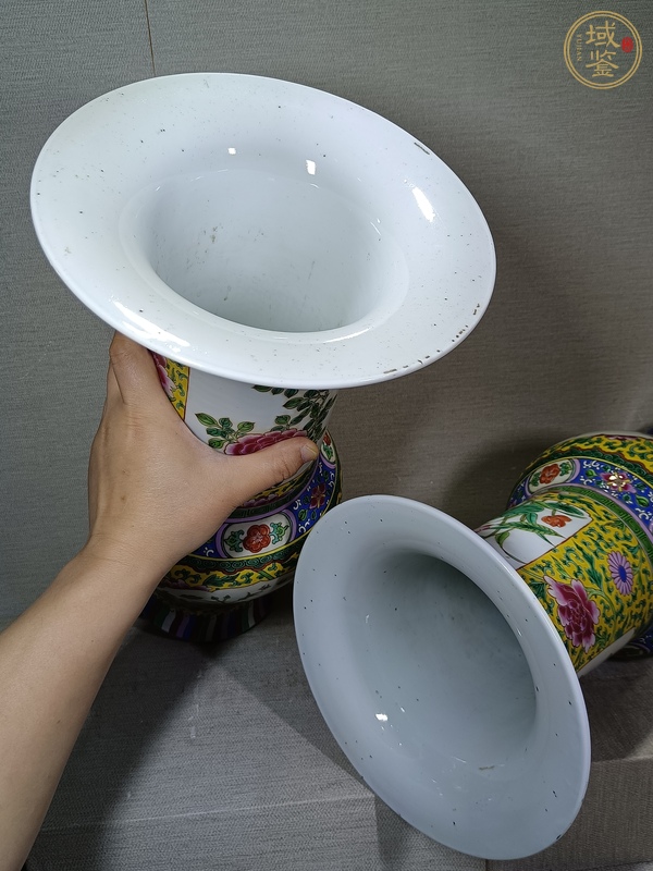 古玩陶瓷粉彩纏枝花卉開窗花鳥紋花觚一對真品鑒賞圖