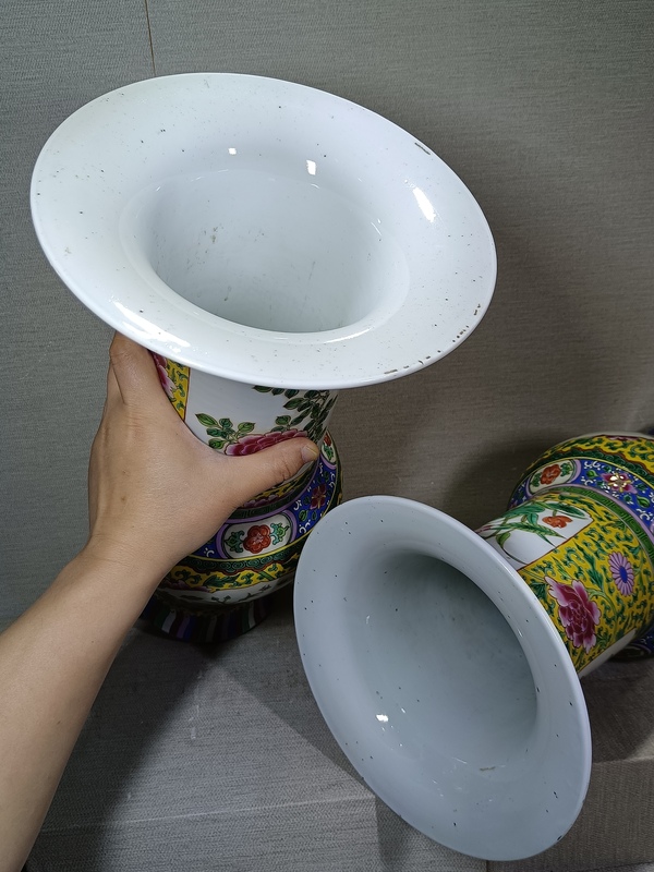 古玩陶瓷清中晚期粉彩纏枝花卉開窗花鳥紋花觚一對拍賣,當前價格55000元