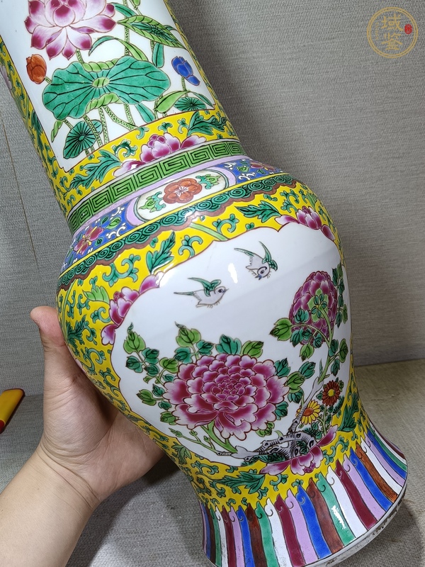 古玩陶瓷粉彩纏枝花卉開窗花鳥紋花觚一對真品鑒賞圖