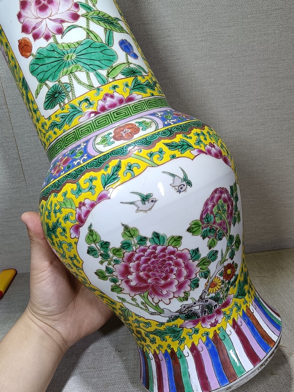 古玩陶瓷清中晚期粉彩纏枝花卉開(kāi)窗花鳥(niǎo)紋花觚一對(duì)拍賣，當(dāng)前價(jià)格55000元