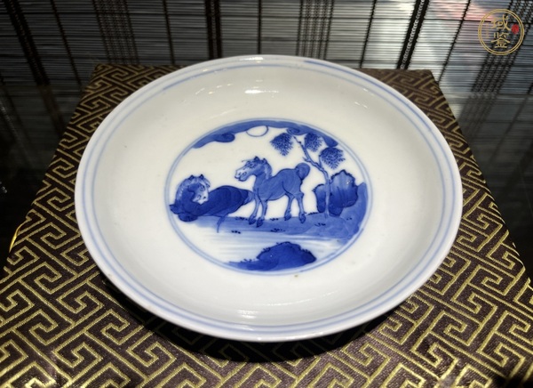 古玩陶瓷清中期青花駿馬圖盤真品鑒賞圖