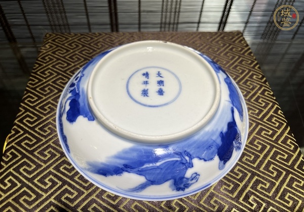 古玩陶瓷清中期青花駿馬圖盤真品鑒賞圖