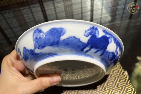 古玩陶瓷清中期青花駿馬圖盤真品鑒賞圖