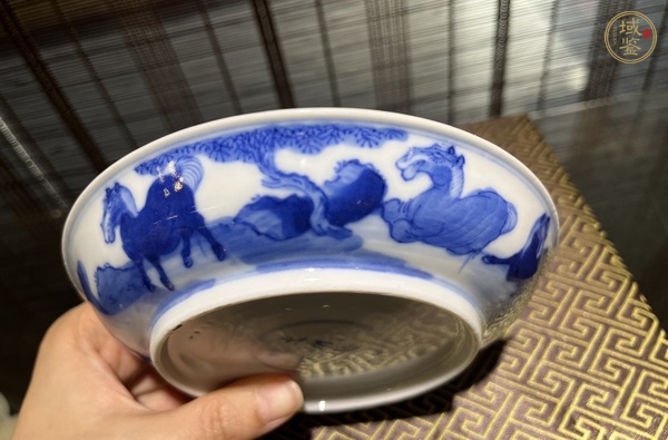 古玩陶瓷清中期青花駿馬圖盤真品鑒賞圖