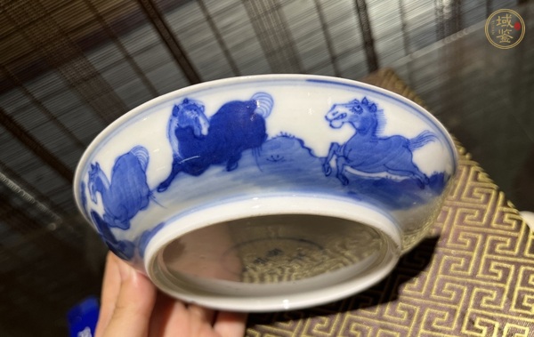 古玩陶瓷清中期青花駿馬圖盤真品鑒賞圖