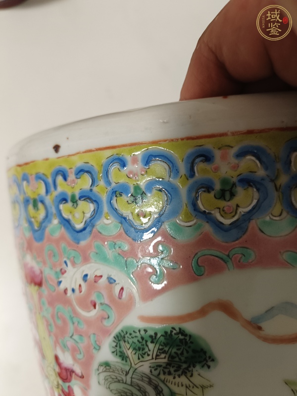 古玩陶瓷藕荷地粉彩纏枝蓮山水亭臺樓閣人物紋花盆真品鑒賞圖