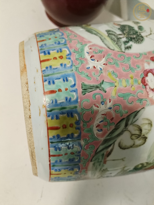古玩陶瓷藕荷地粉彩纏枝蓮山水亭臺樓閣人物紋花盆真品鑒賞圖