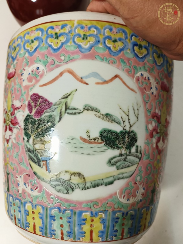 古玩陶瓷藕荷地粉彩纏枝蓮山水亭臺樓閣人物紋花盆真品鑒賞圖
