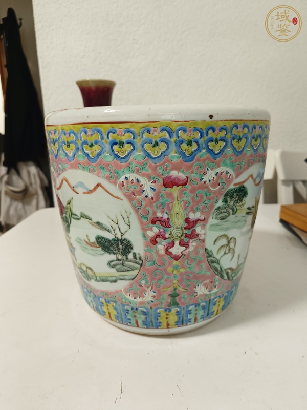 古玩陶瓷藕荷地粉彩纏枝蓮山水亭臺樓閣人物紋花盆真品鑒賞圖