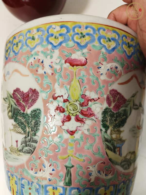 古玩陶瓷藕荷地粉彩纏枝蓮山水亭臺樓閣人物紋花盆真品鑒賞圖