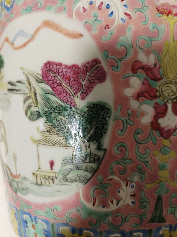 古玩陶瓷藕荷地粉彩纏枝蓮山水亭臺樓閣人物紋花盆真品鑒賞圖