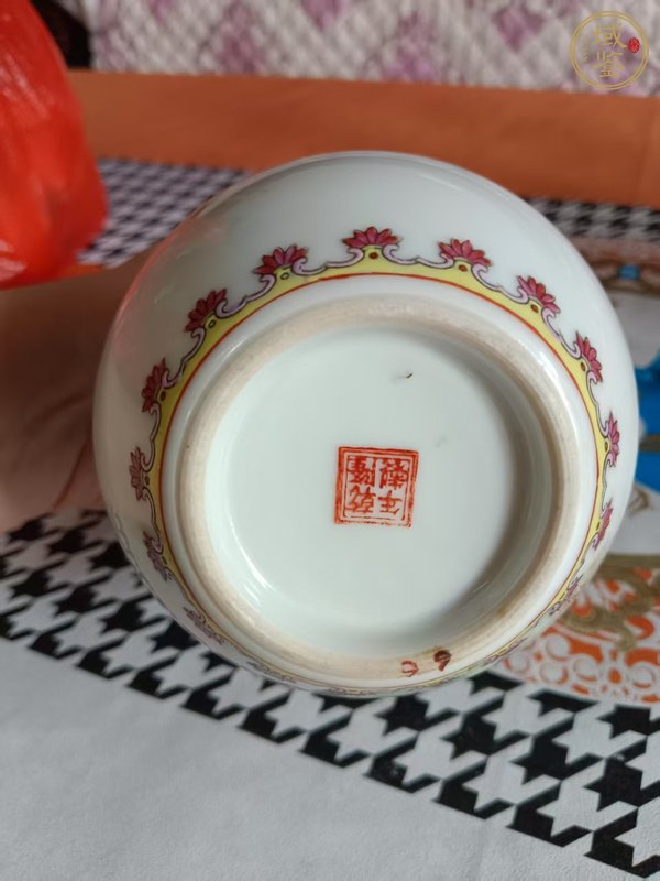 古玩陶瓷粉彩雉雞牡丹圖天球瓶真品鑒賞圖