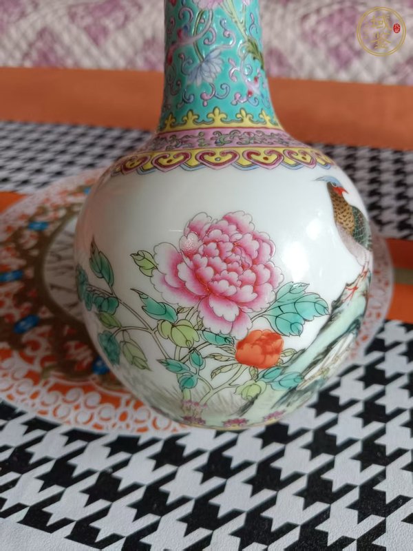 古玩陶瓷粉彩雉雞牡丹圖天球瓶真品鑒賞圖