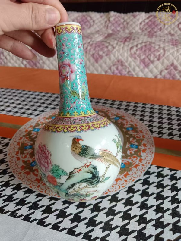古玩陶瓷粉彩雉雞牡丹圖天球瓶真品鑒賞圖