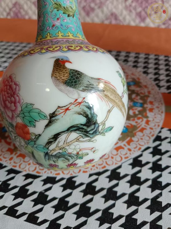 古玩陶瓷粉彩雉雞牡丹圖天球瓶真品鑒賞圖