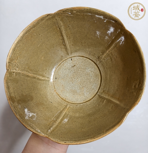 古玩陶瓷青釉出筋花口碗真品鑒賞圖