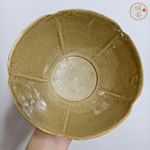 古玩青釉出筋花口碗真品鑒賞圖