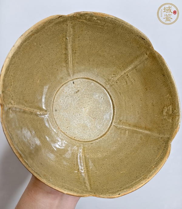 古玩陶瓷青釉出筋花口碗真品鑒賞圖