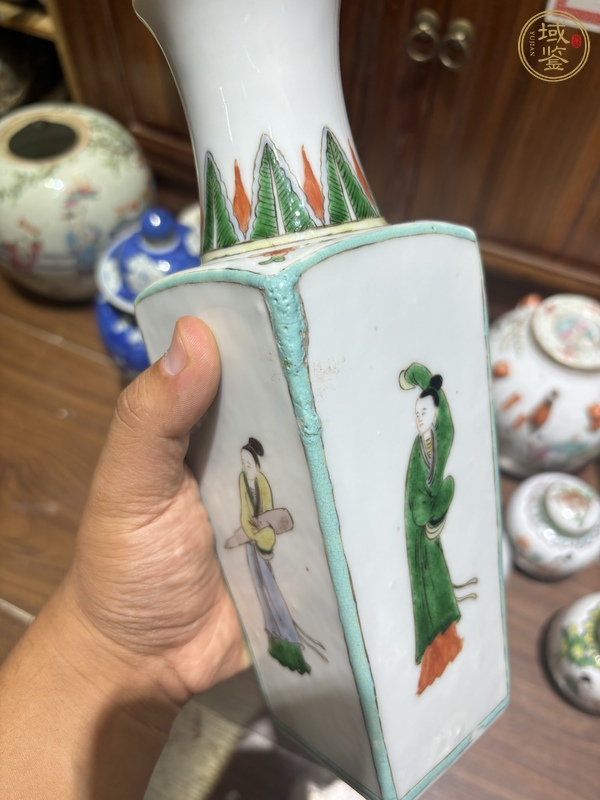 古玩陶瓷五彩人物故事紋天圓四方瓶真品鑒賞圖