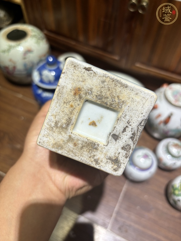 古玩陶瓷五彩人物故事紋天圓四方瓶真品鑒賞圖