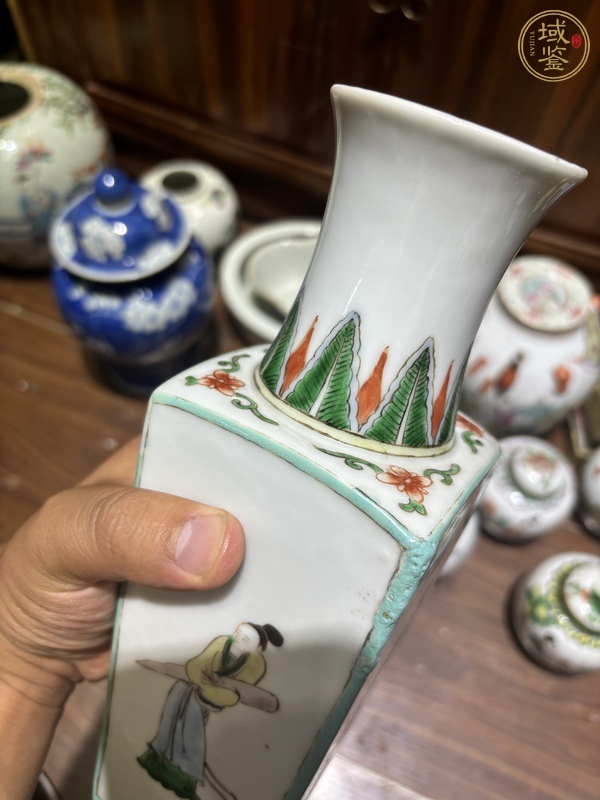 古玩陶瓷五彩人物故事紋天圓四方瓶真品鑒賞圖