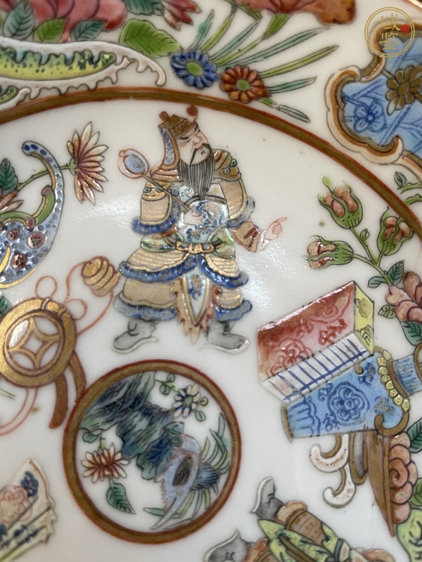 古玩陶瓷粉彩人物紋盤真品鑒賞圖