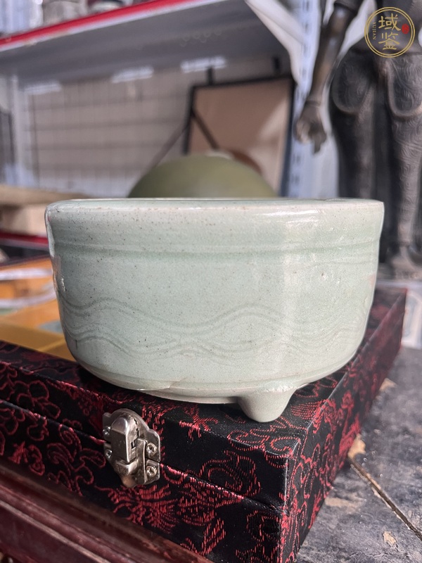 古玩陶瓷明代龍泉窯青釉香爐真品鑒賞圖