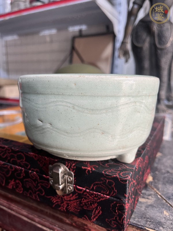 古玩陶瓷明代龍泉窯青釉香爐真品鑒賞圖