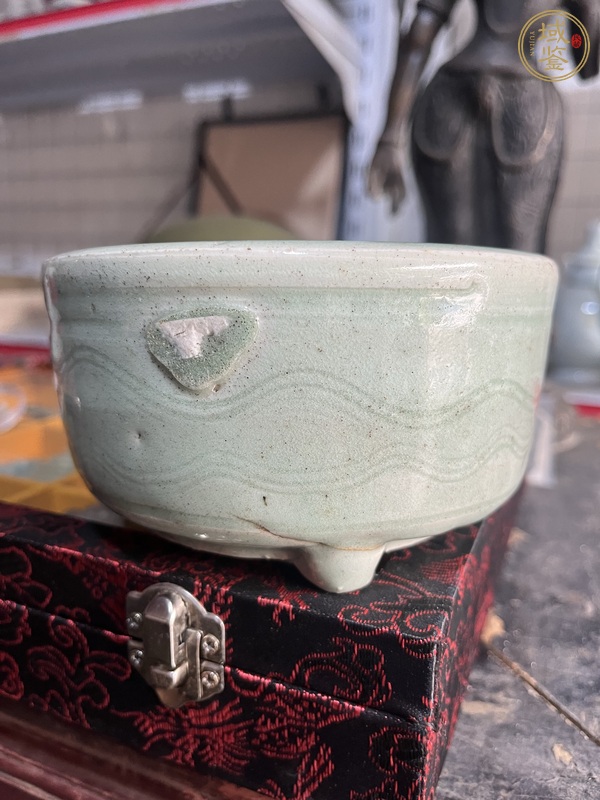 古玩陶瓷明代龍泉窯青釉香爐真品鑒賞圖