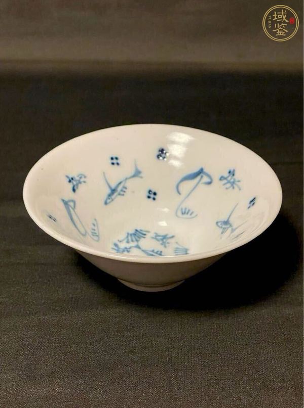 古玩陶瓷清晚期 青花魚(yú)藻紋斗笠杯（日本）真品鑒賞圖