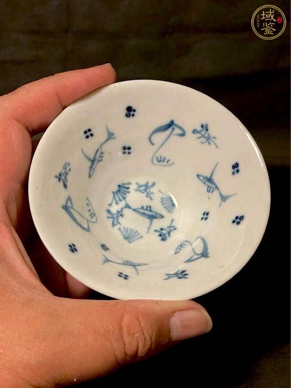 古玩陶瓷清晚期 青花魚(yú)藻紋斗笠杯（日本）真品鑒賞圖