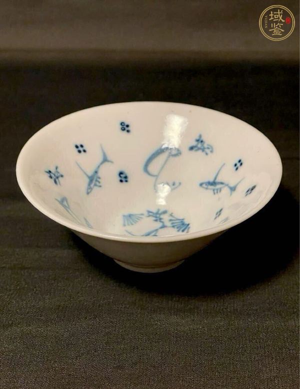 古玩陶瓷清晚期 青花魚(yú)藻紋斗笠杯（日本）真品鑒賞圖