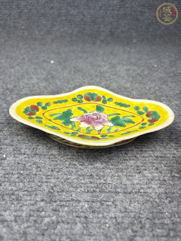 古玩黃地粉彩花卉紋供盤真品鑒賞圖