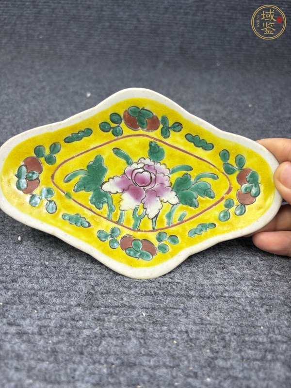 古玩陶瓷黃地粉彩花卉紋供盤(pán)真品鑒賞圖