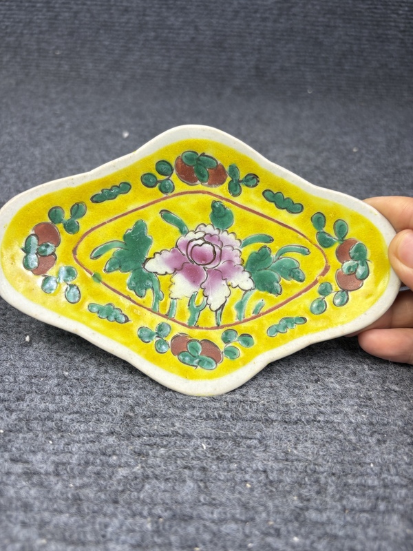 古玩陶瓷黃地粉彩花卉紋供盤拍賣，當(dāng)前價(jià)格0元