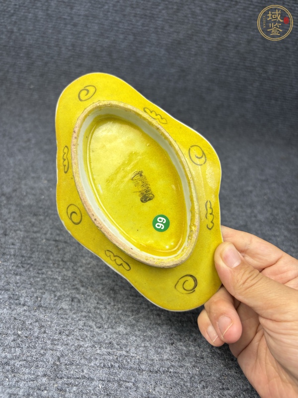 古玩陶瓷黃地粉彩花卉紋供盤(pán)真品鑒賞圖