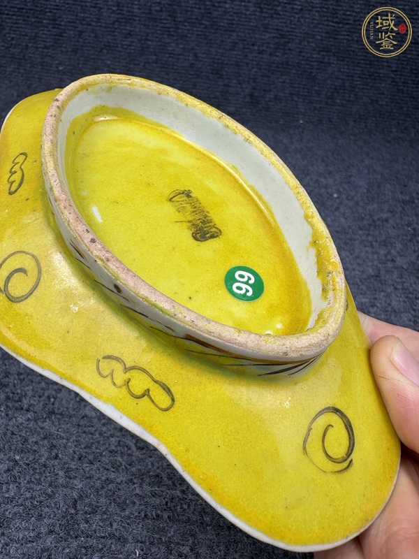 古玩陶瓷黃地粉彩花卉紋供盤(pán)真品鑒賞圖