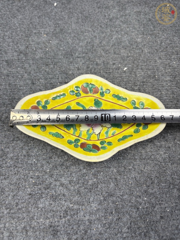 古玩陶瓷黃地粉彩花卉紋供盤(pán)真品鑒賞圖