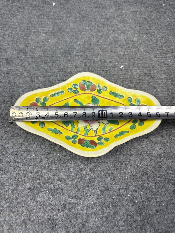 古玩陶瓷黃地粉彩花卉紋供盤拍賣，當(dāng)前價(jià)格0元