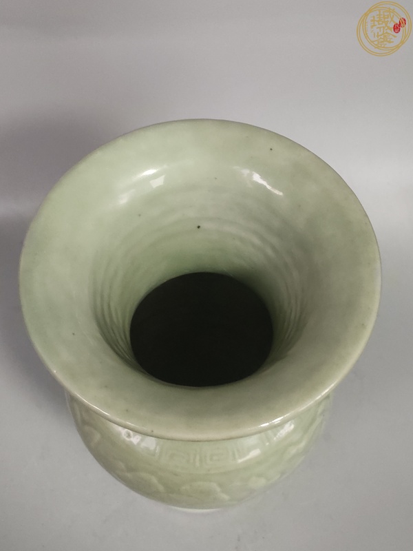 古玩陶瓷花卉紋青釉花觚真品鑒賞圖