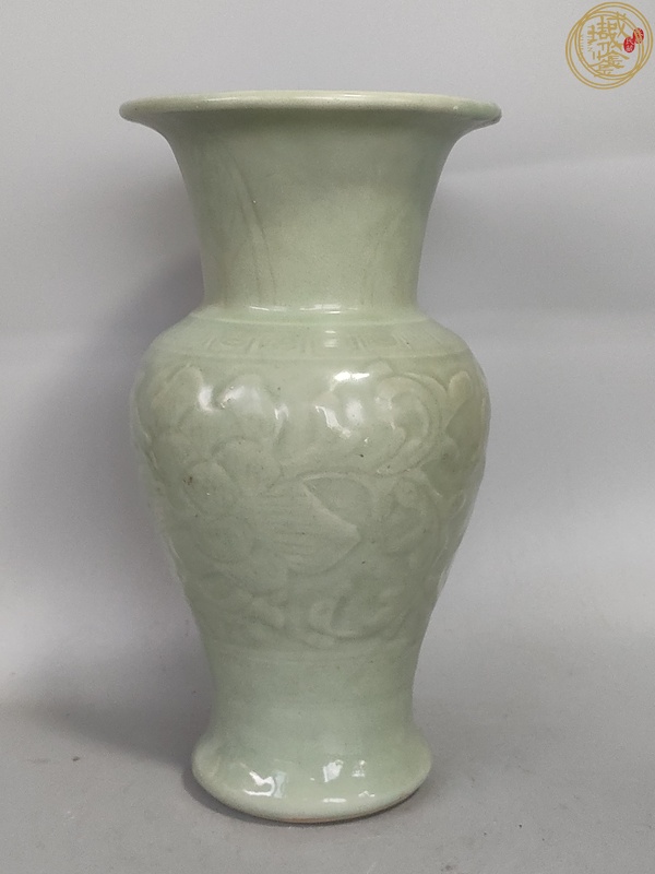 古玩陶瓷花卉紋青釉花觚真品鑒賞圖