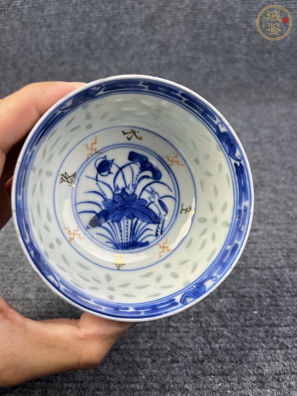 古玩陶瓷玲瓏瓷蓮池紋碗真品鑒賞圖